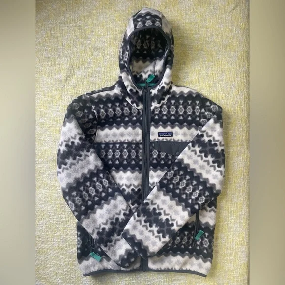 Patagonia women’s Black and Gray Patterned Fleece Jacket - Picture 2 of 5